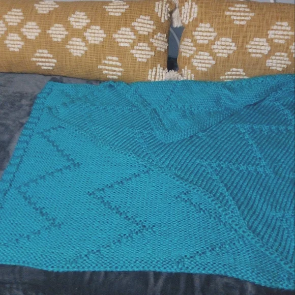 Hand Knit Thick Chevron Bed Runner in Bluebird Blue 26x64in. NEW - Picture 9 of 15
